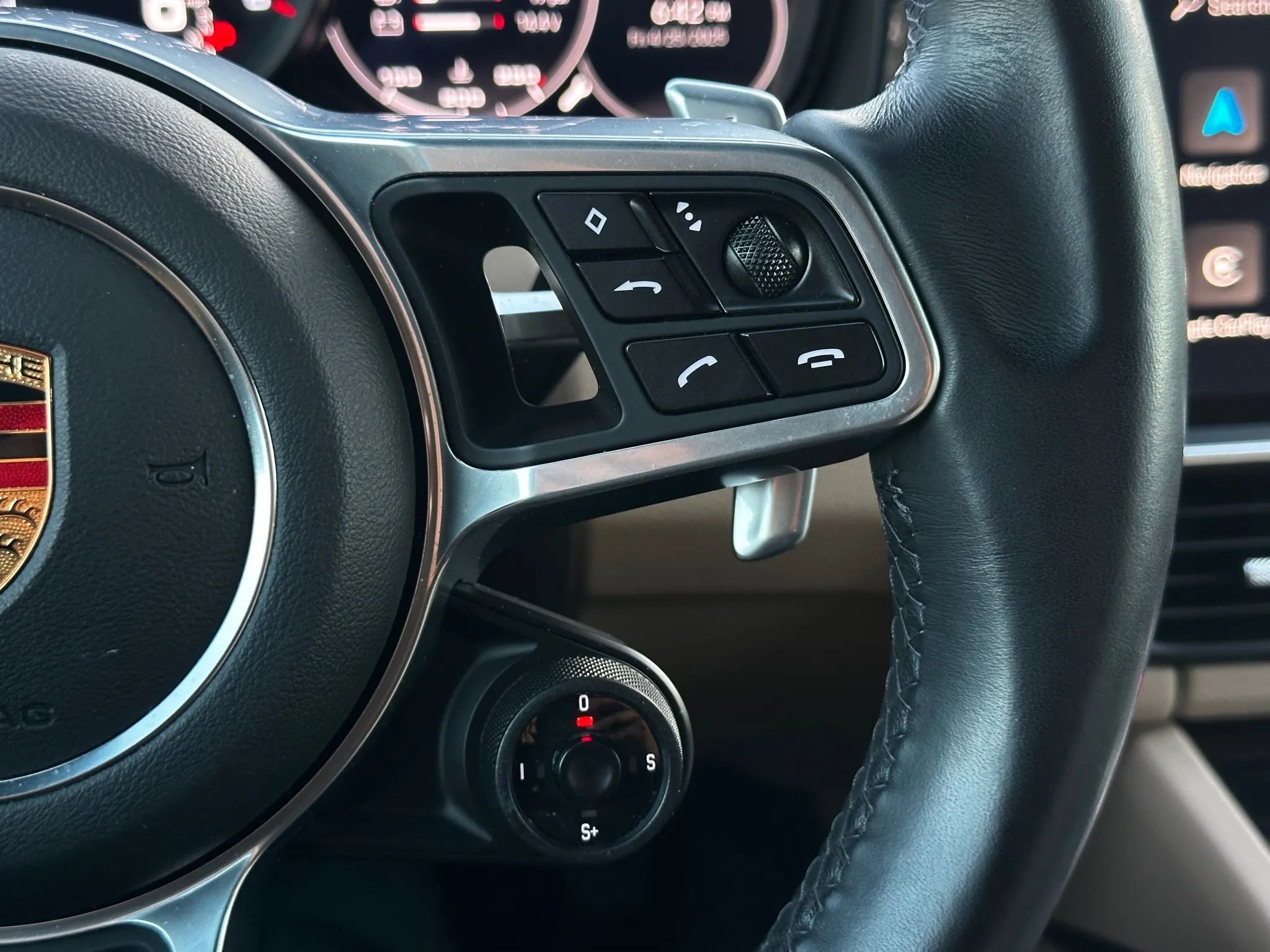 Used 2022 Porsche Cayenne Sport Utility 4D image 40