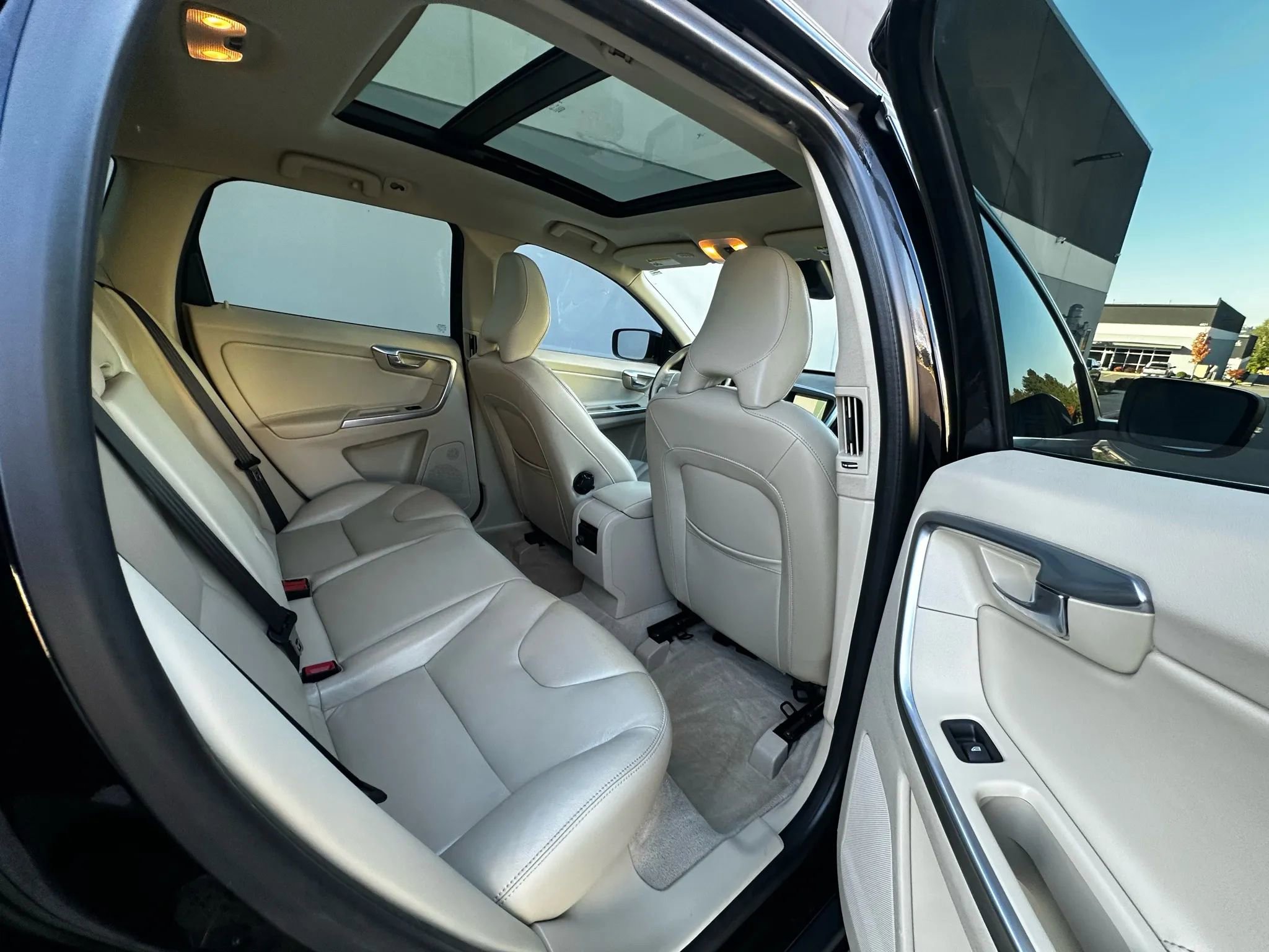 Used 2015 Volvo XC60 T5 w/ Proximity Package image 10