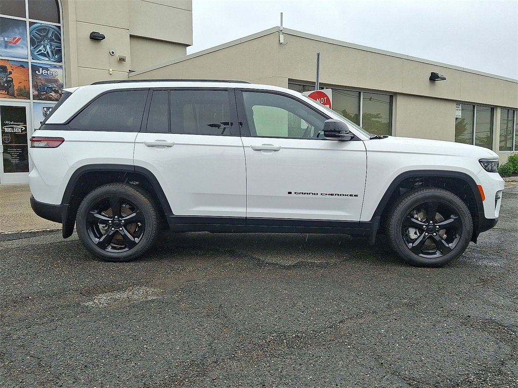 Certified 2025 Jeep Grand Cherokee Limited w/ Black Appearance Package image 26