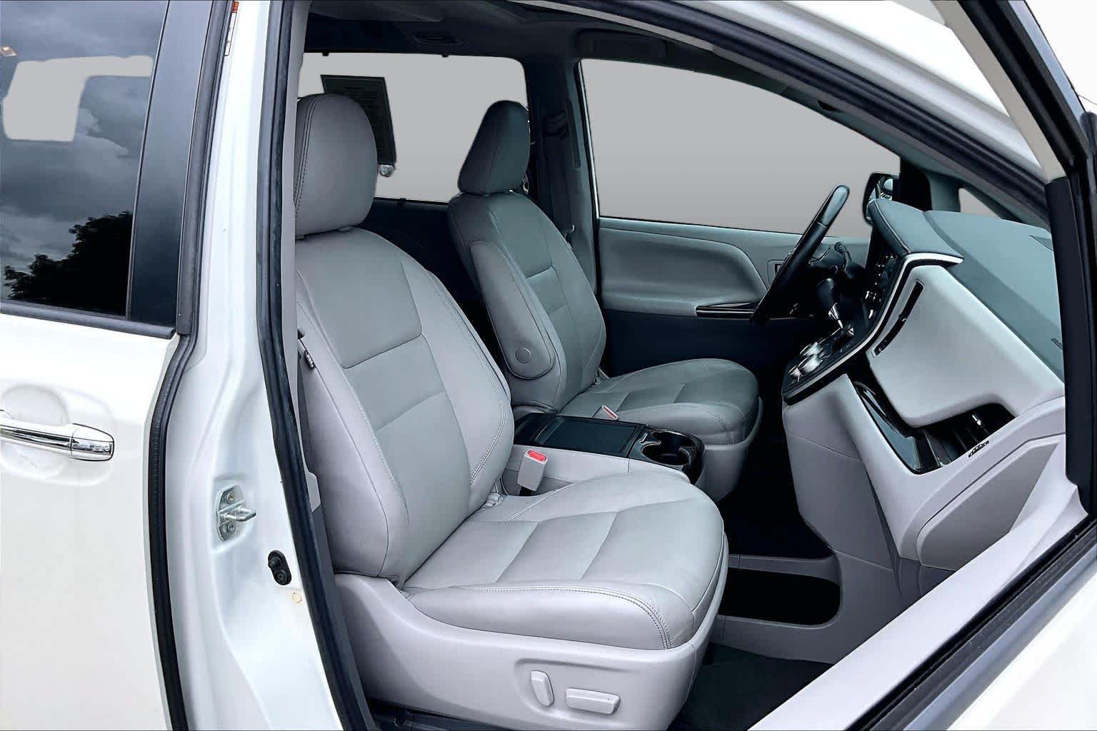 Used 2020 Toyota Sienna XLE Premium FWD image 8