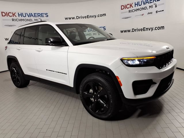 Used 2023 Jeep Grand Cherokee Altitude AWD/4WD image 3