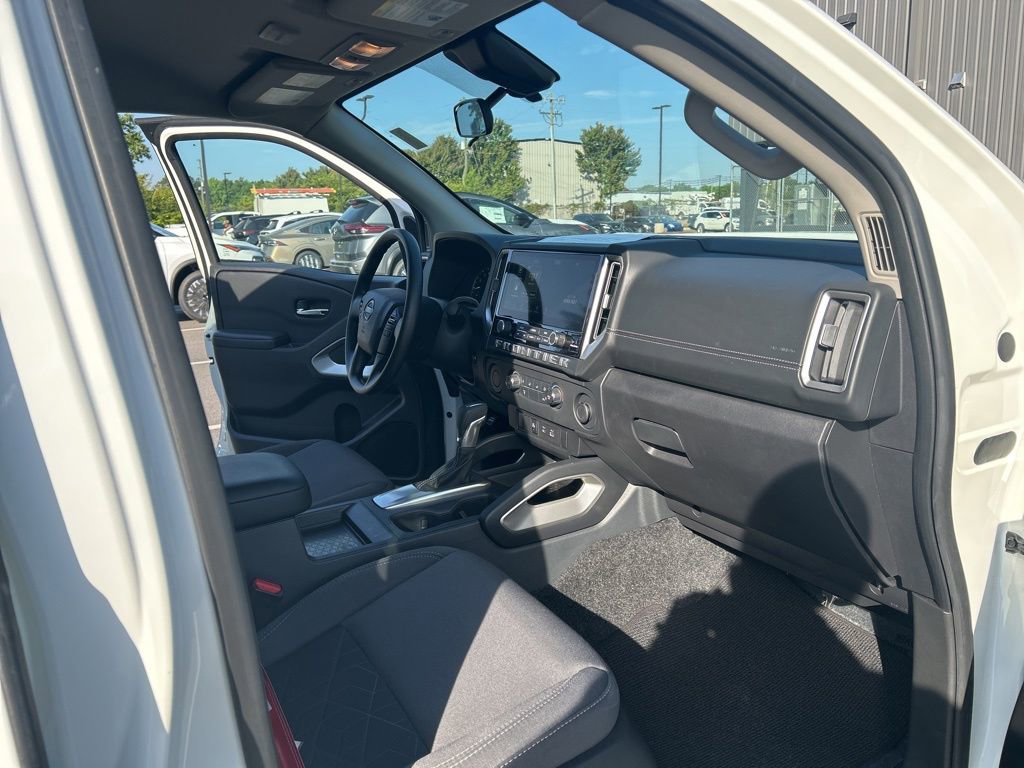 Certified 2025 Nissan Frontier SV image 24