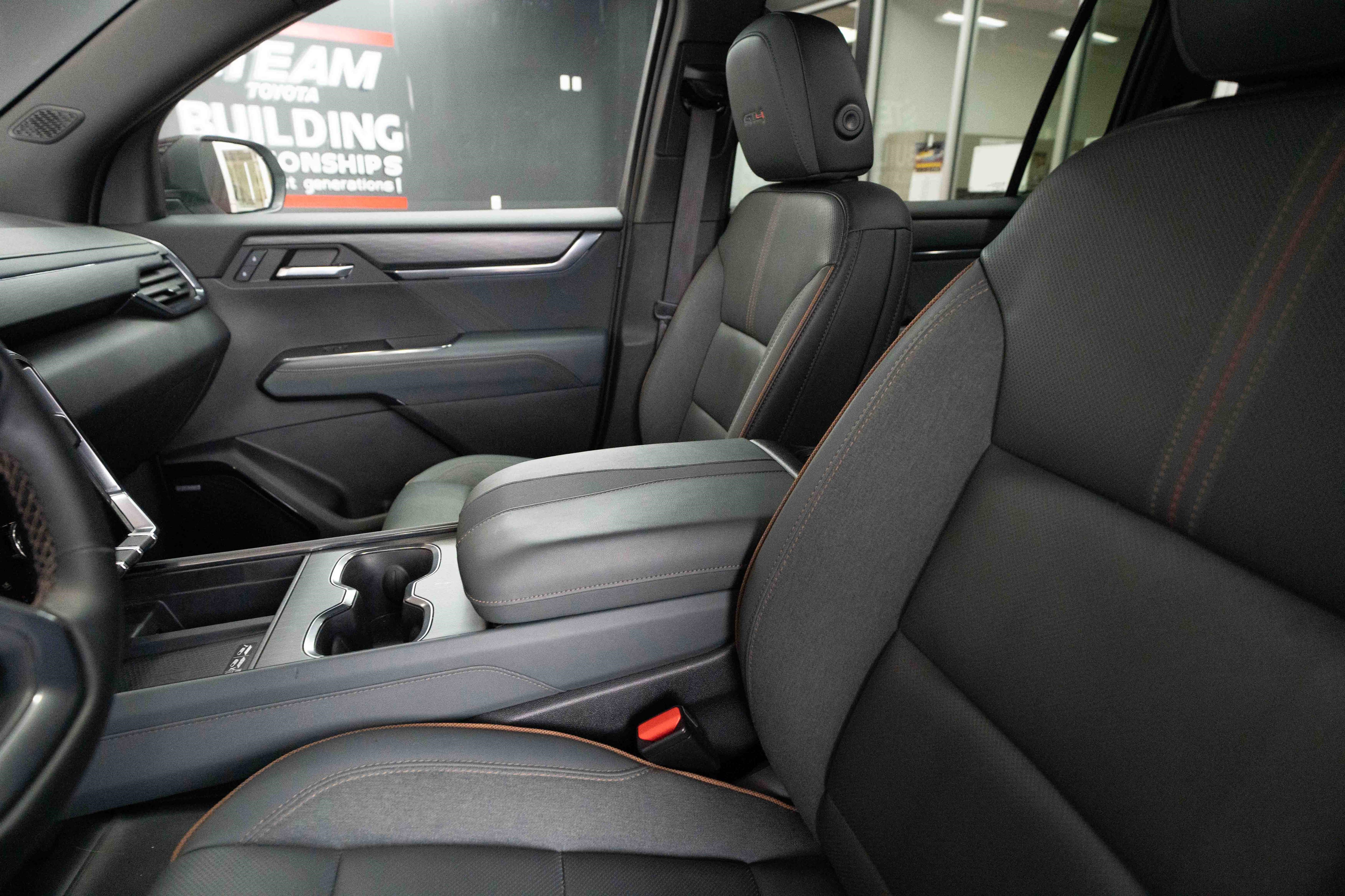 Used 2024 GMC Acadia AT4 w/ Luxury Package image 10