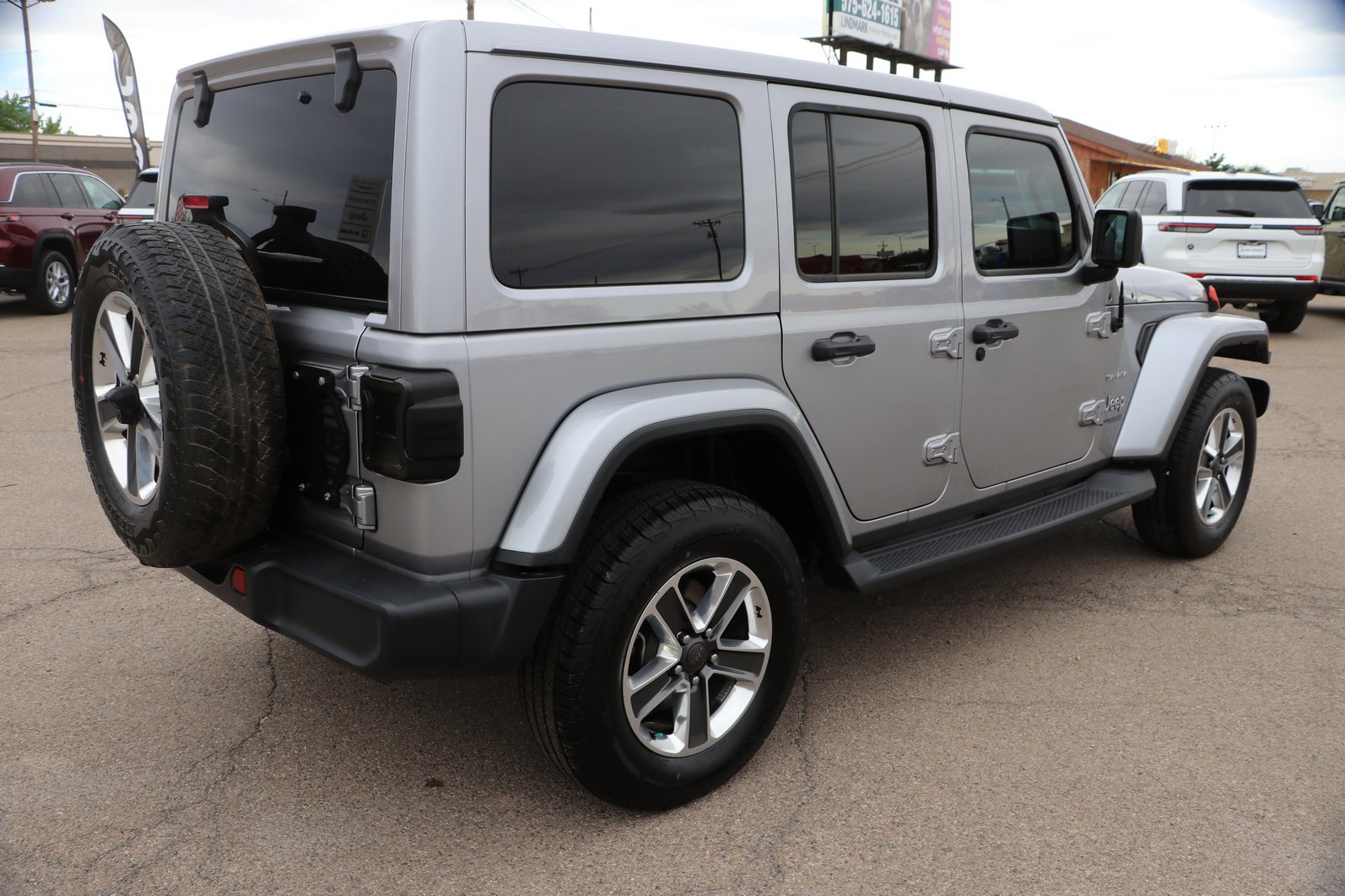 Used 2018 Jeep Wrangler Unlimited Sahara AWD/4WD image 7