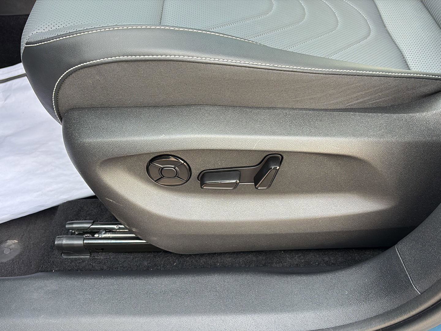 Used 2025 Volkswagen Tiguan SE image 12