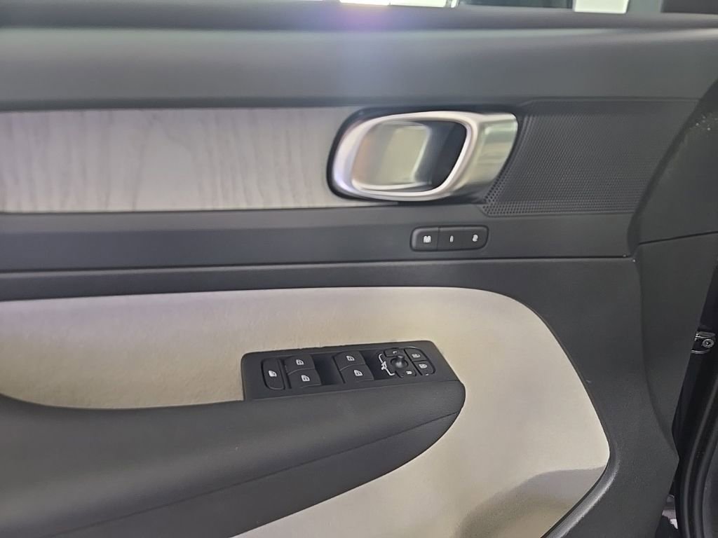 Certified 2024 Volvo XC40 B5 Plus w/ Climate Package image 18