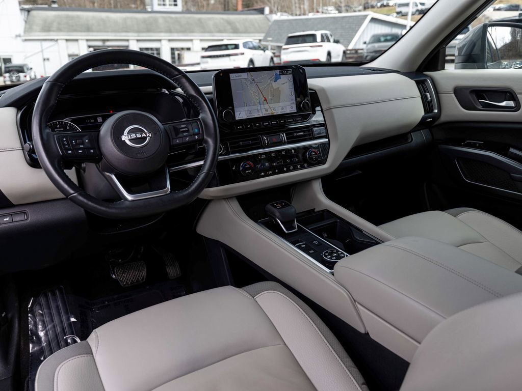 Used 2023 Nissan Pathfinder SL AWD/4WD image 17