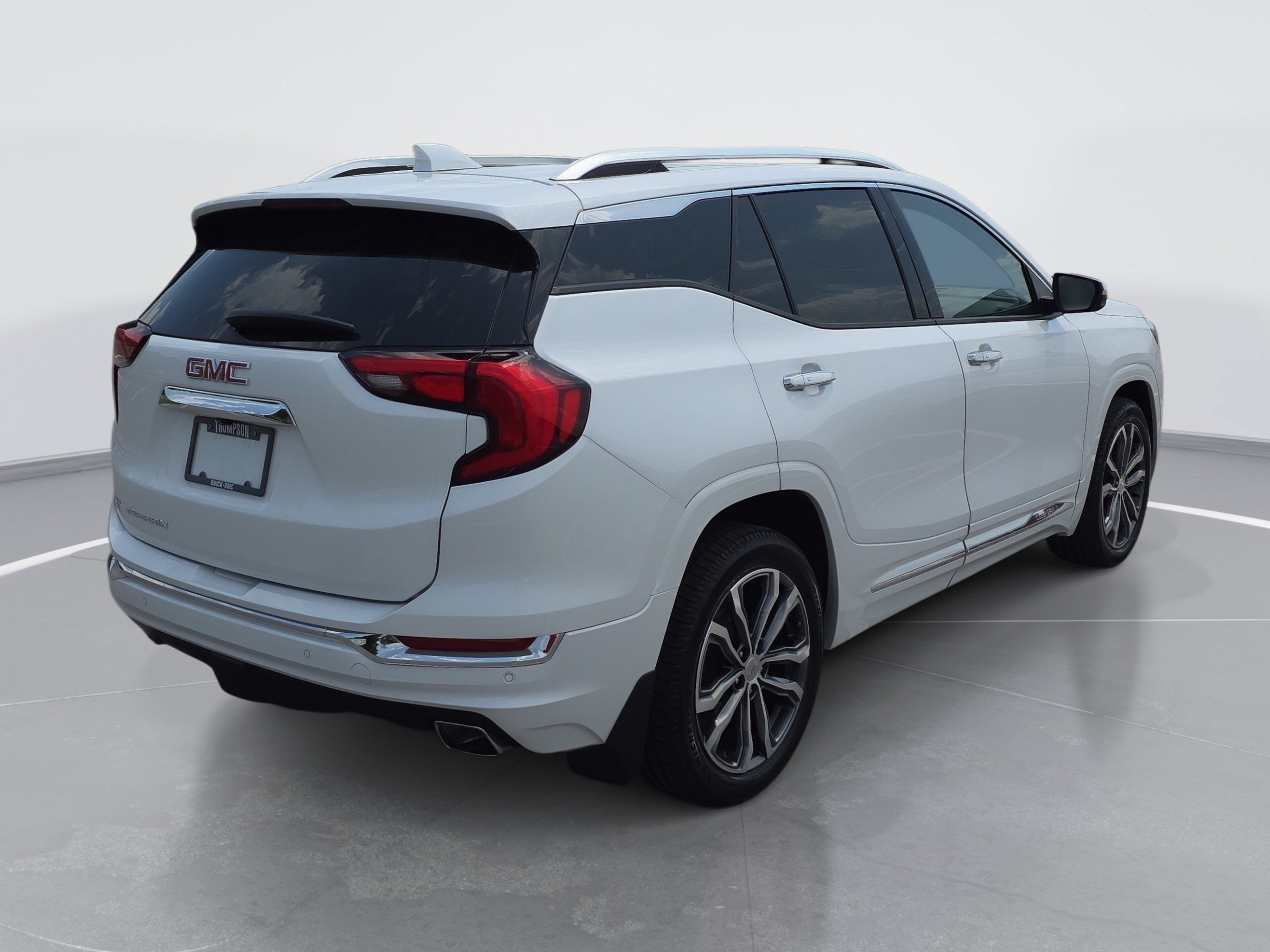 Used 2020 GMC Terrain Denali w/ Denali Premium Package FWD image 3