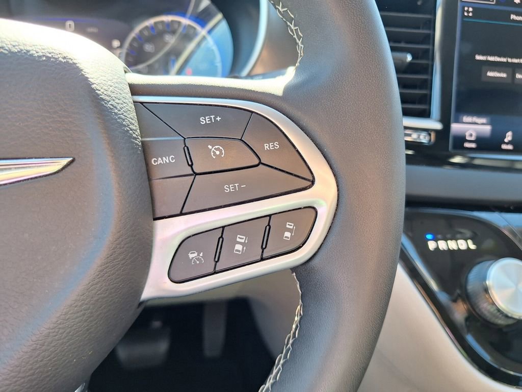 Used 2023 Chrysler Pacifica Touring-L image 19