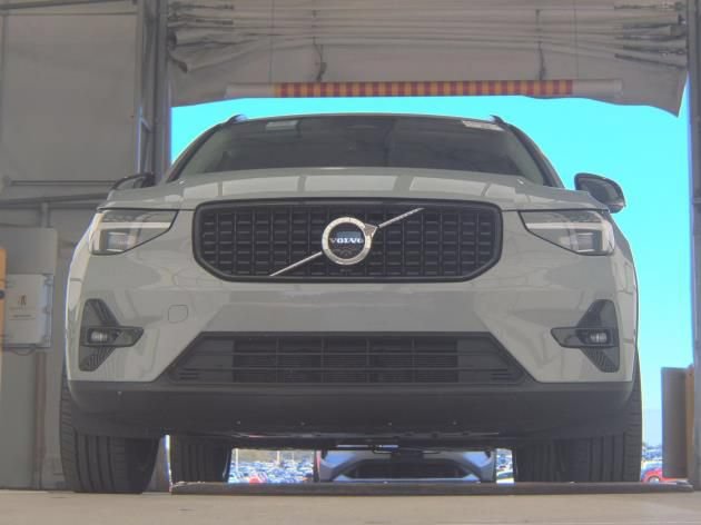 Used 2026 Volvo XC40 B5 Plus AWD/4WD image 2