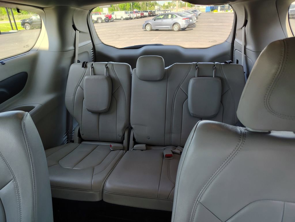 Used 2017 Chrysler Pacifica Touring-L FWD image 13