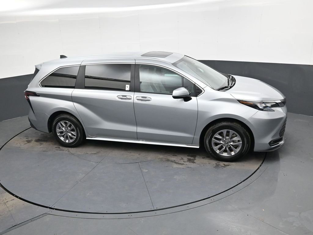 Used 2025 Toyota Sienna XLE image 29