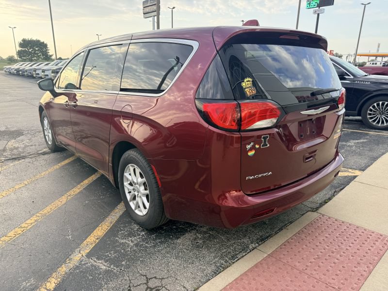 Used 2017 Chrysler Pacifica Touring FWD image 3