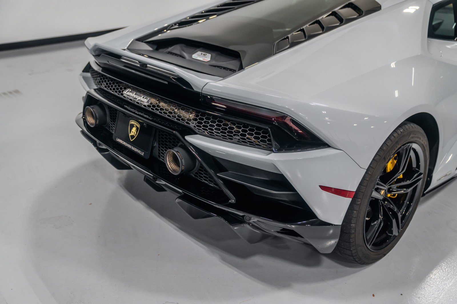 Used 2020 Lamborghini Huracan EVO image 12