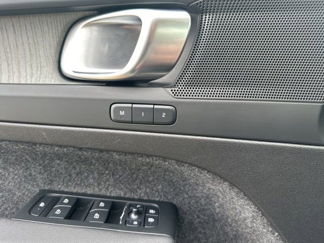 Certified 2025 Volvo XC40 B5 Core image 30