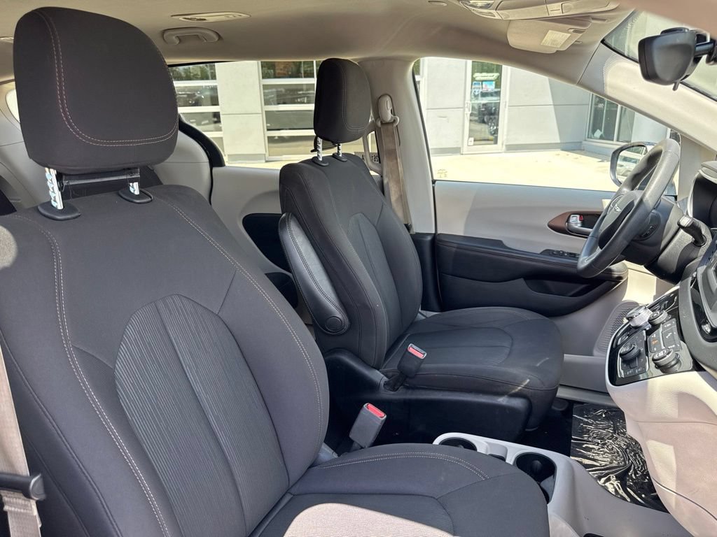 Used 2017 Chrysler Pacifica Touring FWD image 40