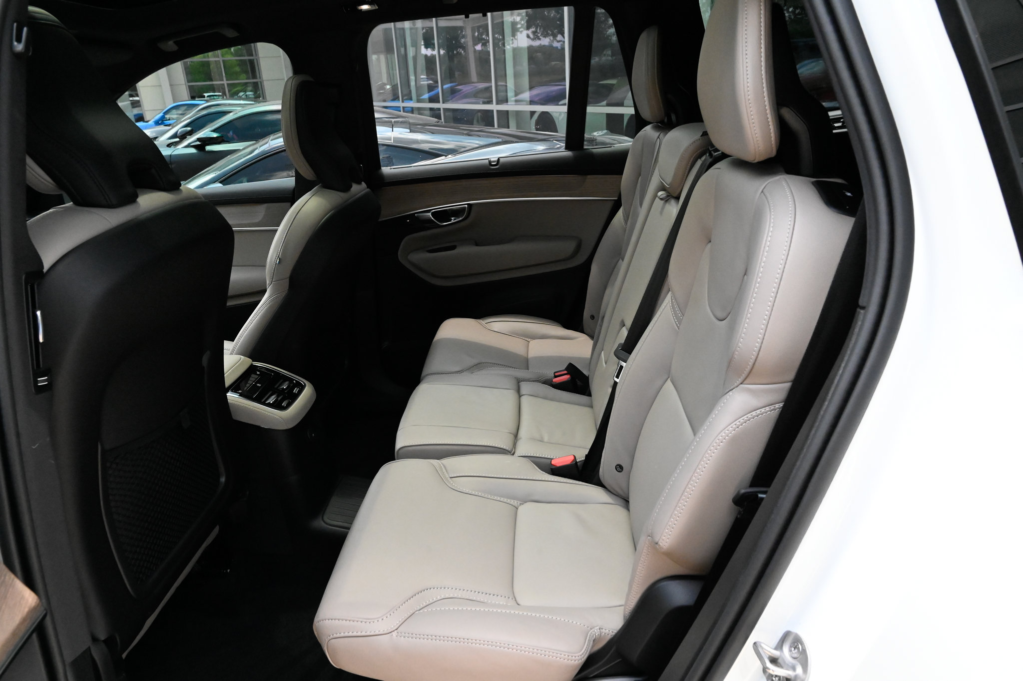 Used 2025 Volvo XC90 T8 Ultra w/ Protection Package Premier AWD/4WD image 38