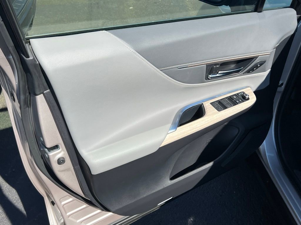 Used 2022 Toyota Venza XLE AWD/4WD image 10