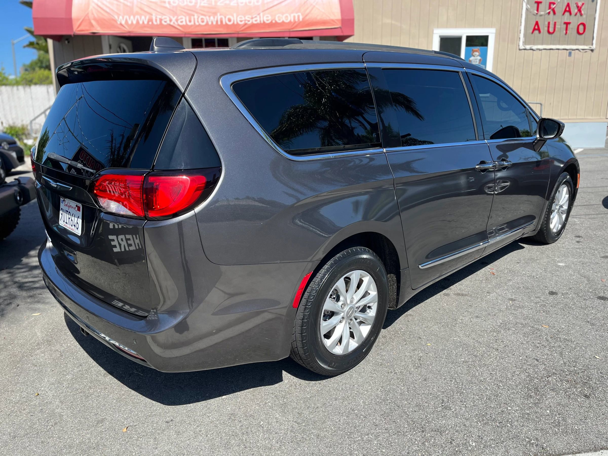 Used 2017 Chrysler Pacifica Touring-L FWD image 6