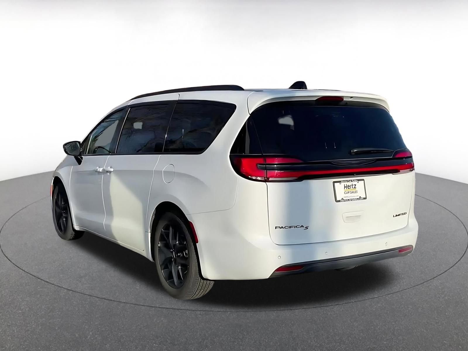 Used 2025 Chrysler Pacifica Limited image 11