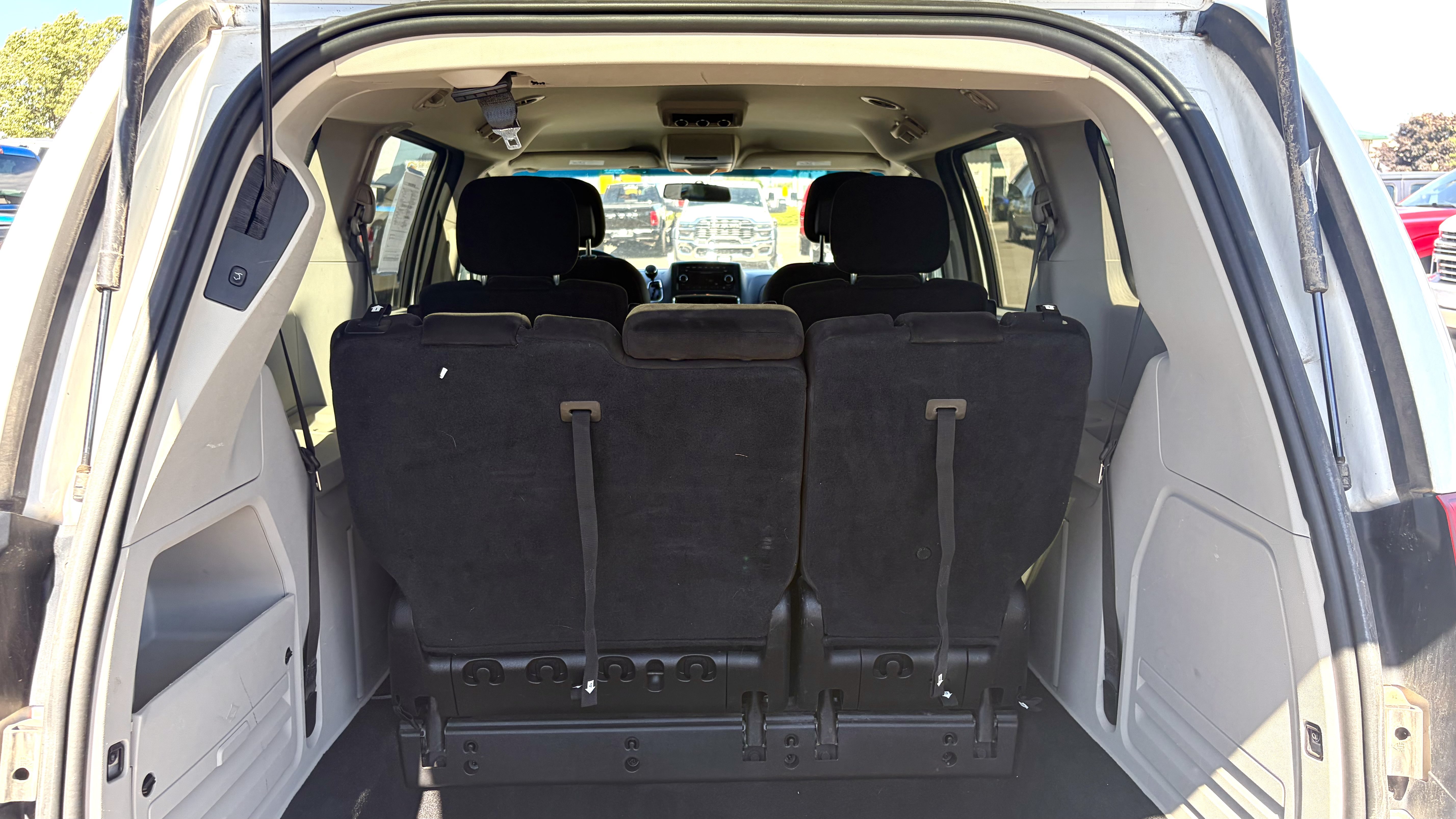 Used 2015 Dodge Grand Caravan SXT FWD image 17