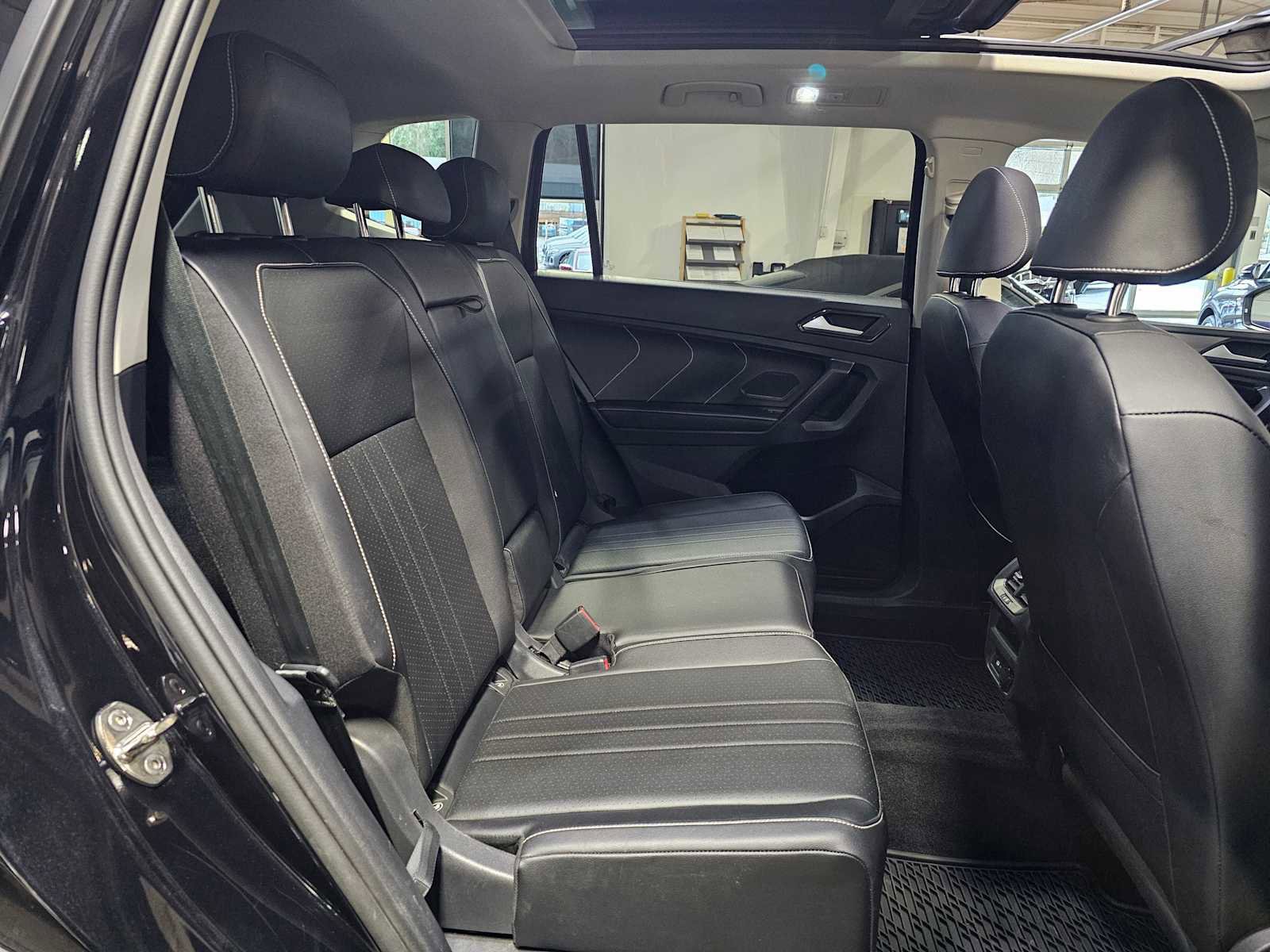 Used 2023 Volkswagen Tiguan SE w/ Panoramic Sunroof Package image 11