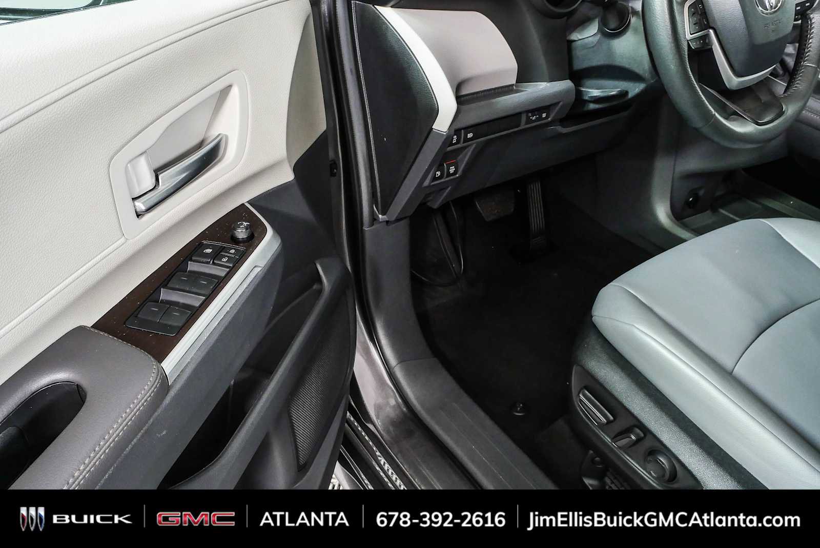 Used 2024 Toyota Sienna XLE FWD image 7