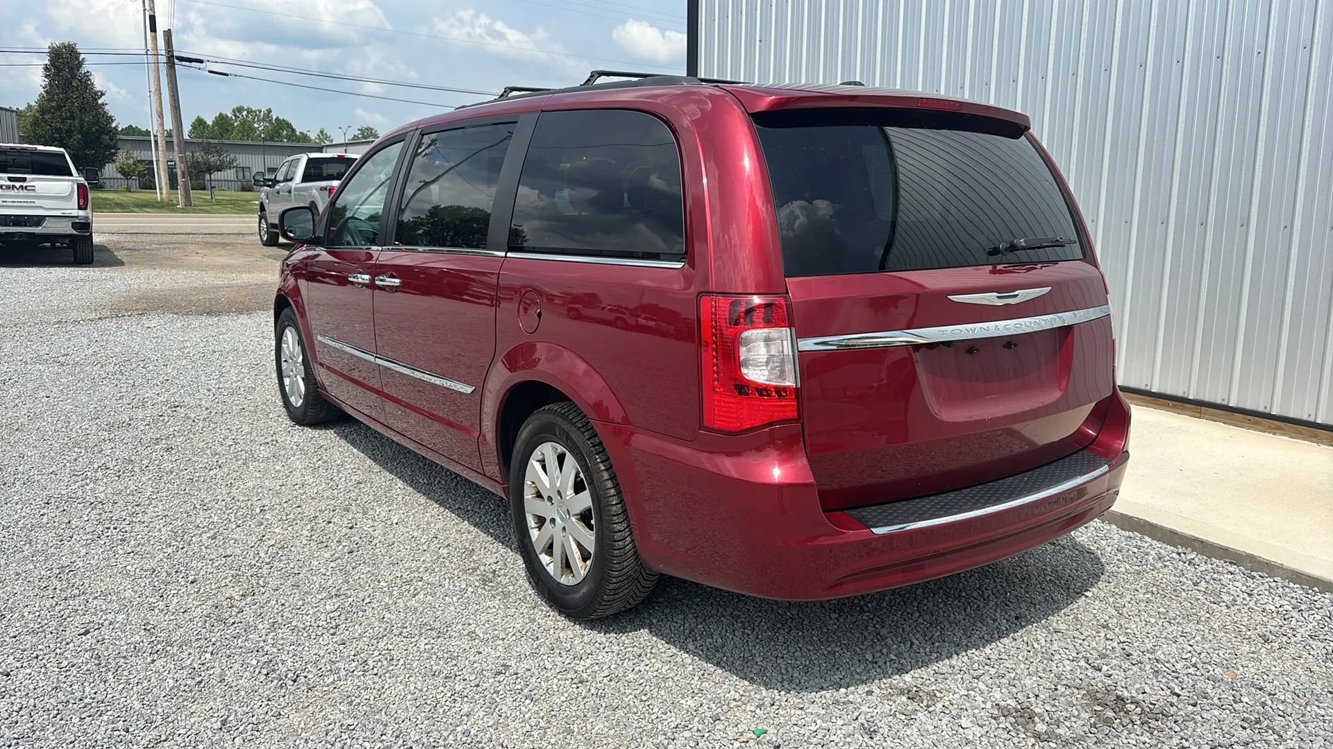 Used 2016 Chrysler Town & Country Touring w/ Driver Convenience Group FWD image 3