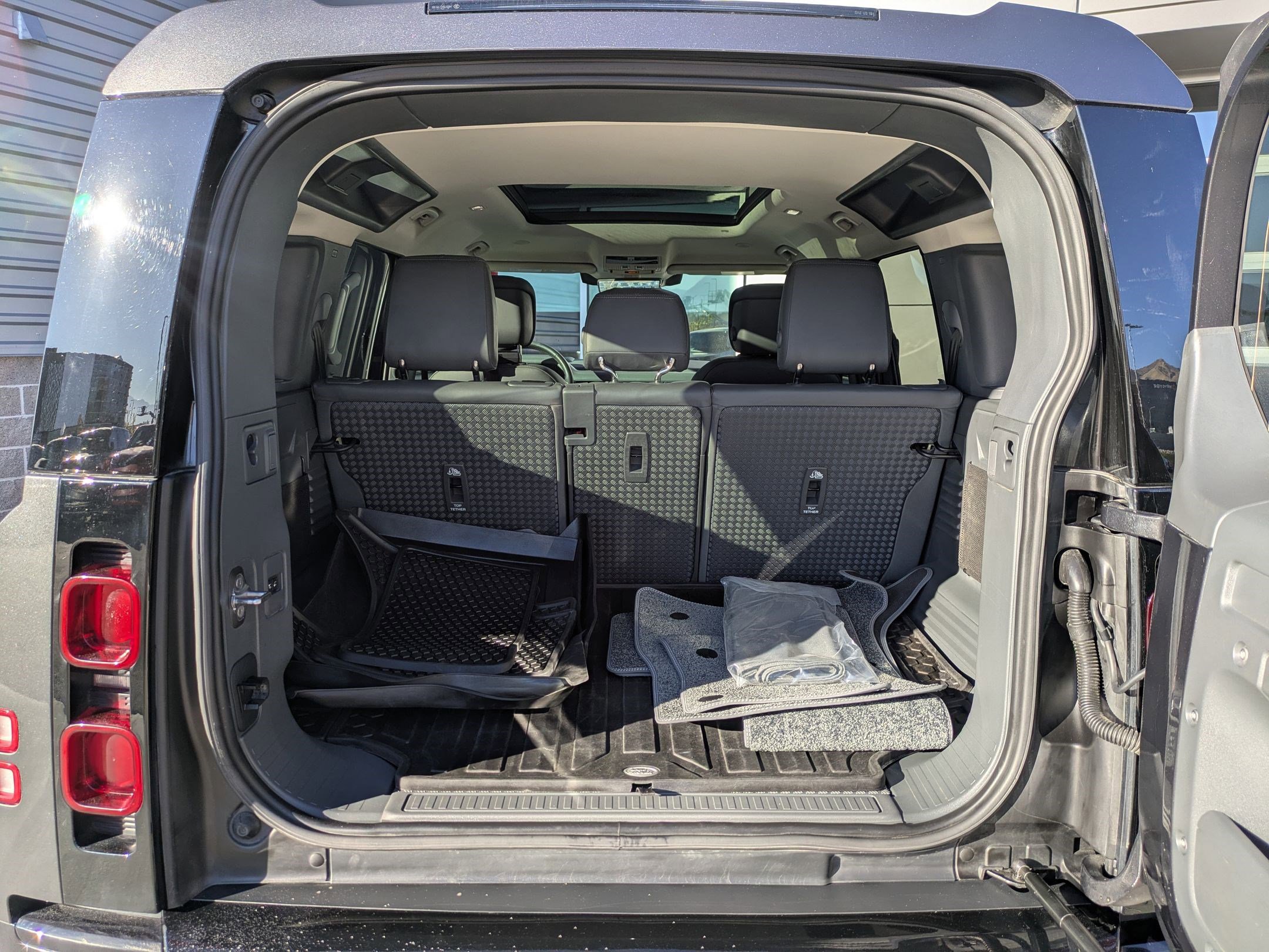 Used 2024 Land Rover Defender 110 X-Dynamic SE image 28