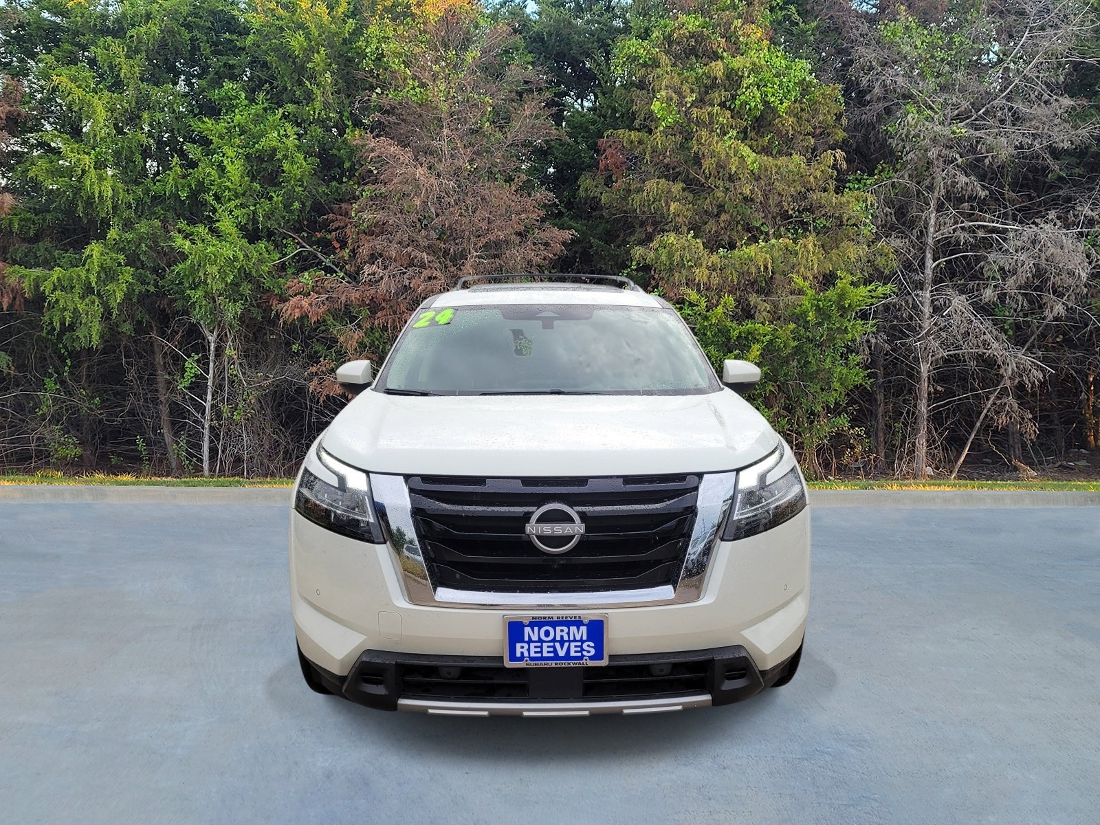Used 2024 Nissan Pathfinder Platinum FWD image 2