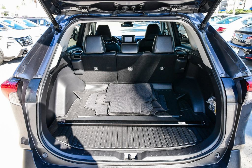 Used 2020 Toyota RAV4 XLE Premium image 29