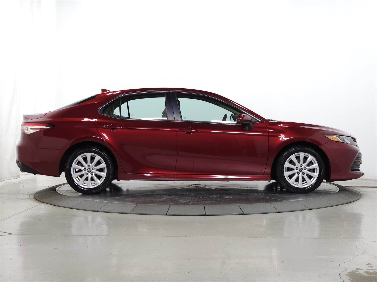 Used 2019 Toyota Camry LE image 11