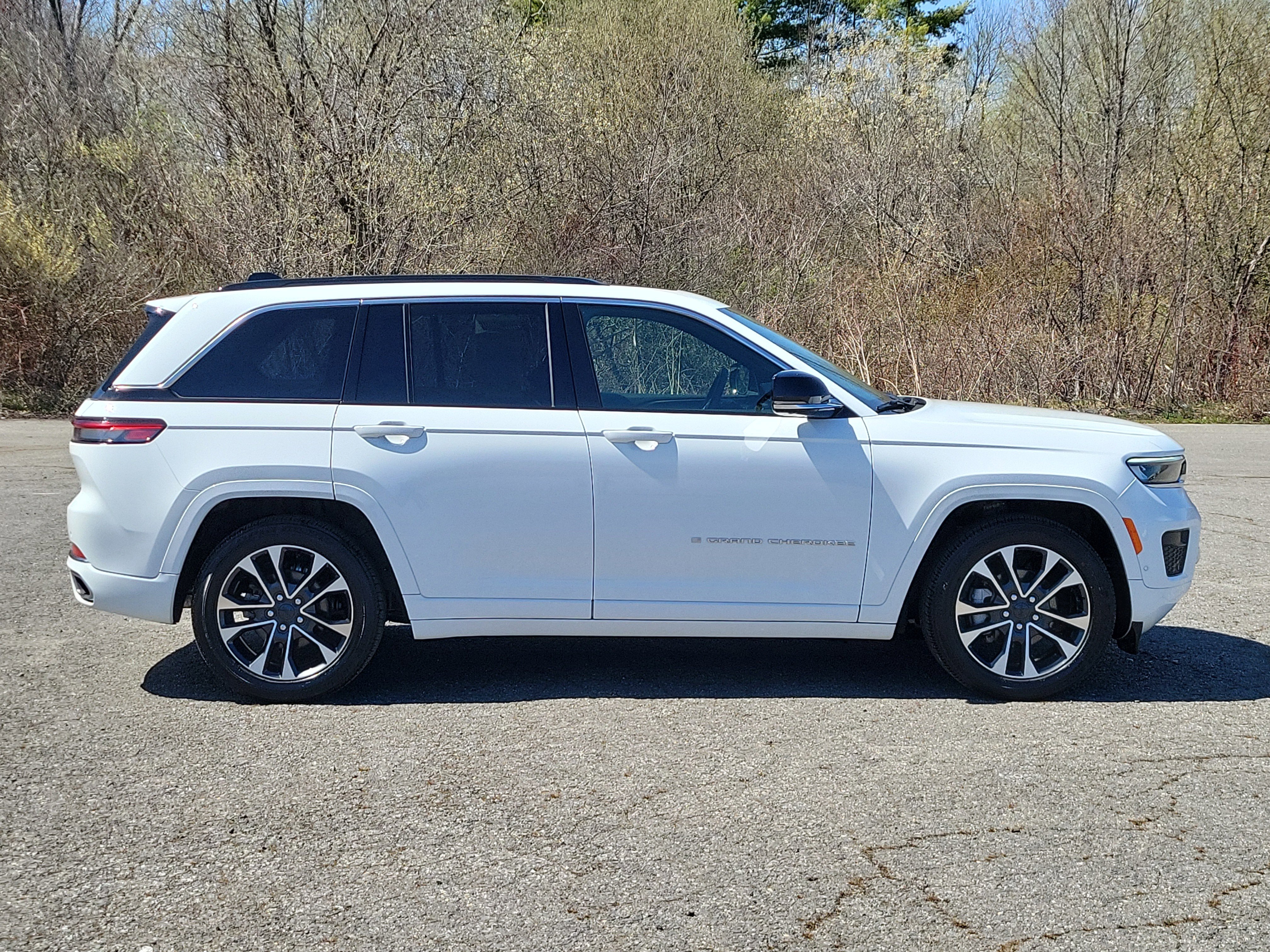 Used 2025 Jeep Grand Cherokee Overland w/ Adv Protech Group III AWD/4WD image 4