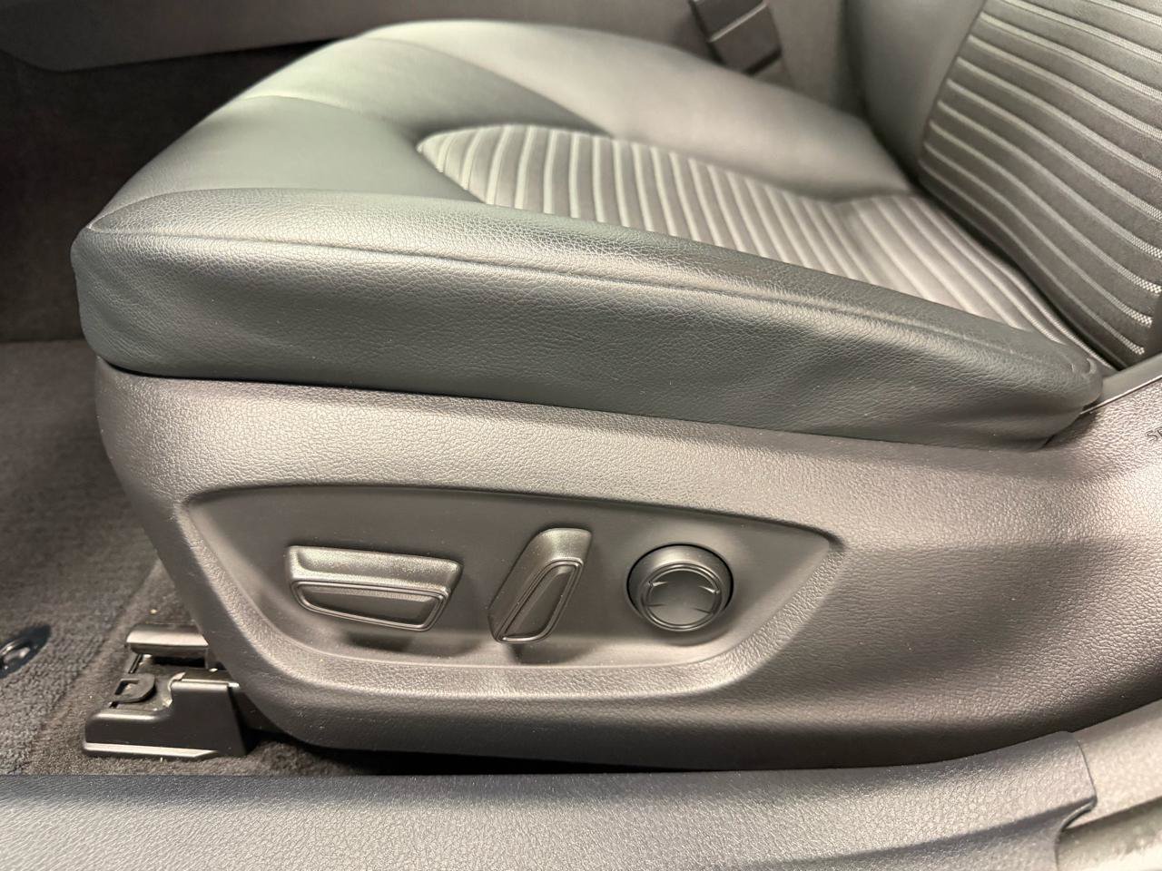 Used 2021 Toyota Camry SE w/ Convenience Package FWD image 7