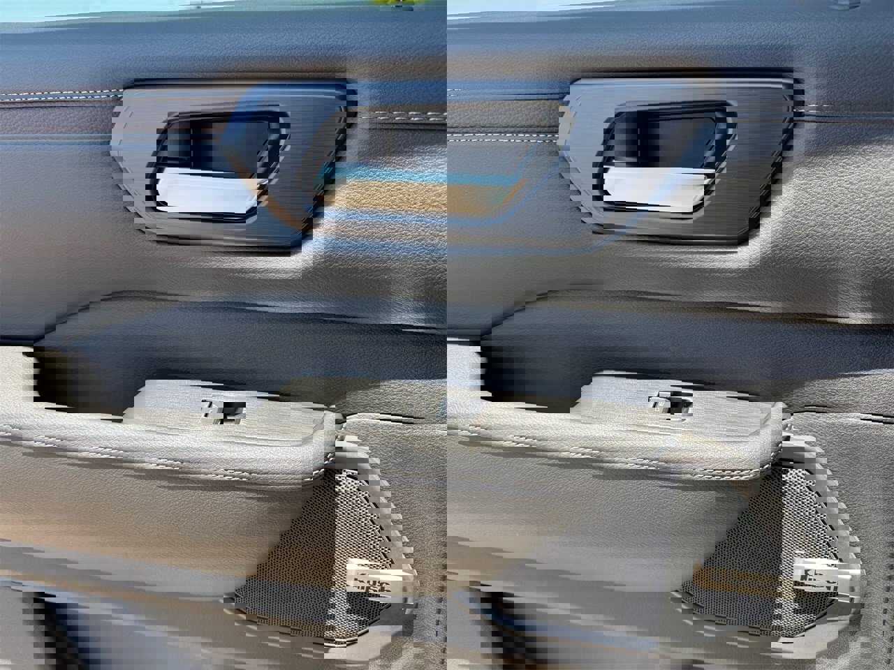 New 2025 Nissan Armada SL w/ Captain's Chari Seat Package image 28