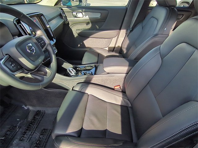 Used 2025 Volvo XC40 B5 Plus image 16