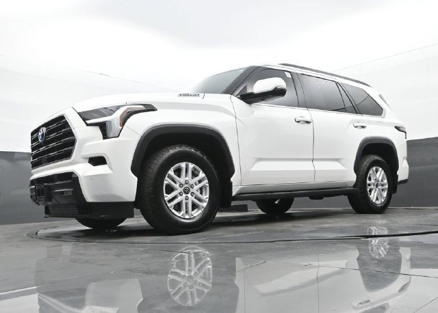 Used 2023 Toyota Sequoia SR5 w/ SR5 Premium Package RWD image 30