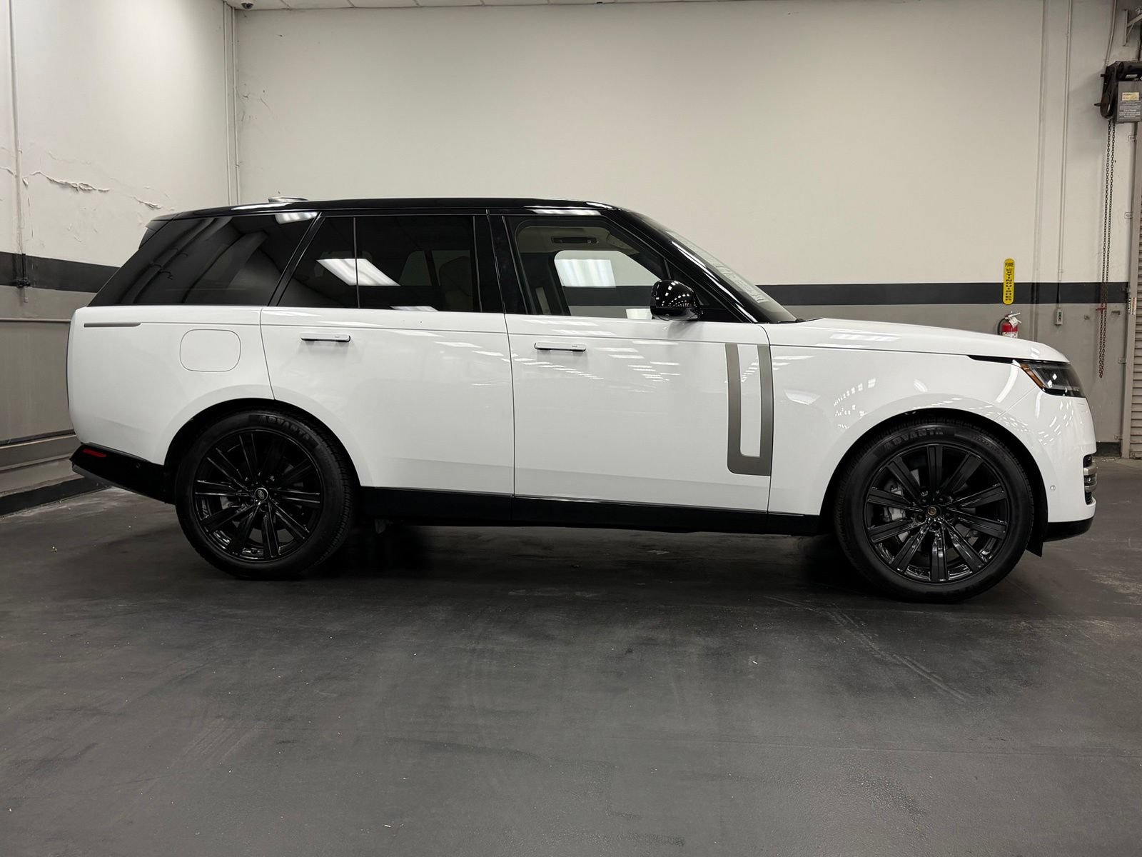 Used 2023 Land Rover Range Rover SE AWD/4WD image 3