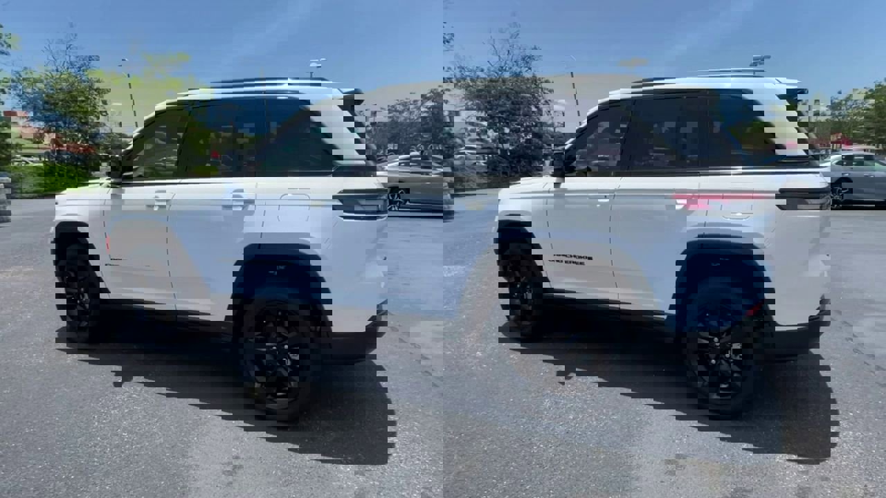 Used 2023 Jeep Grand Cherokee Altitude image 6