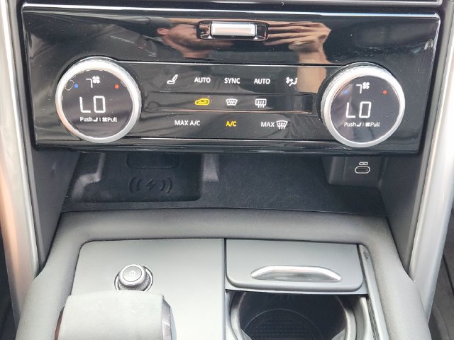 Used 2024 Land Rover Discovery Dynamic SE AWD/4WD image 19