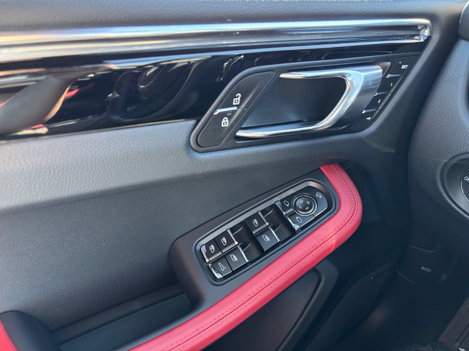 Used 2026 Porsche Macan AWD/4WD image 11