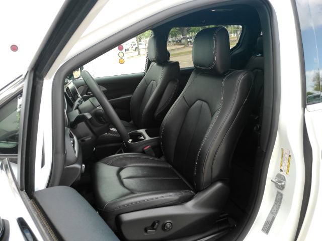 Used 2025 Chrysler Pacifica Select FWD image 16