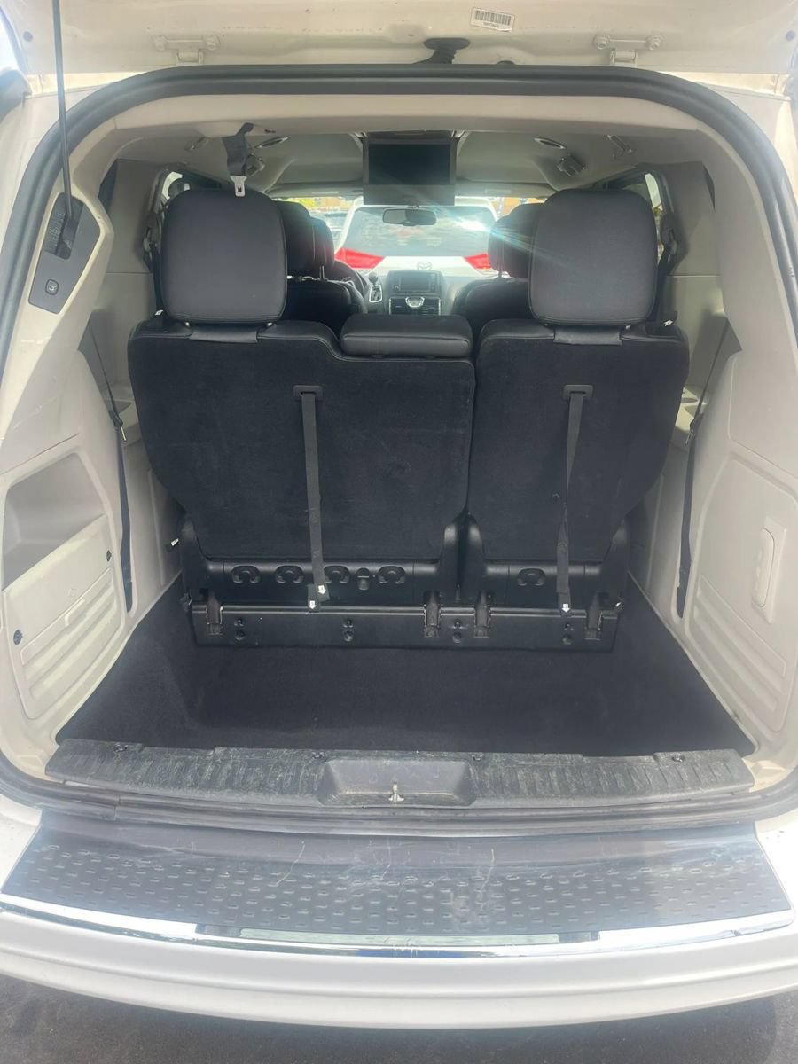 Used 2013 Chrysler Town & Country Touring FWD image 25