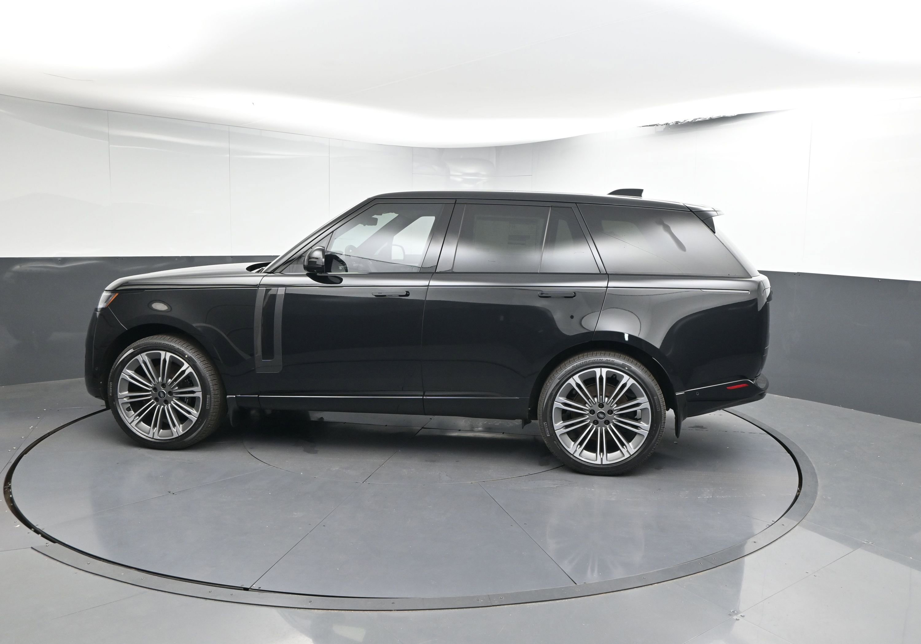 New 2025 Land Rover Range Rover SE image 2