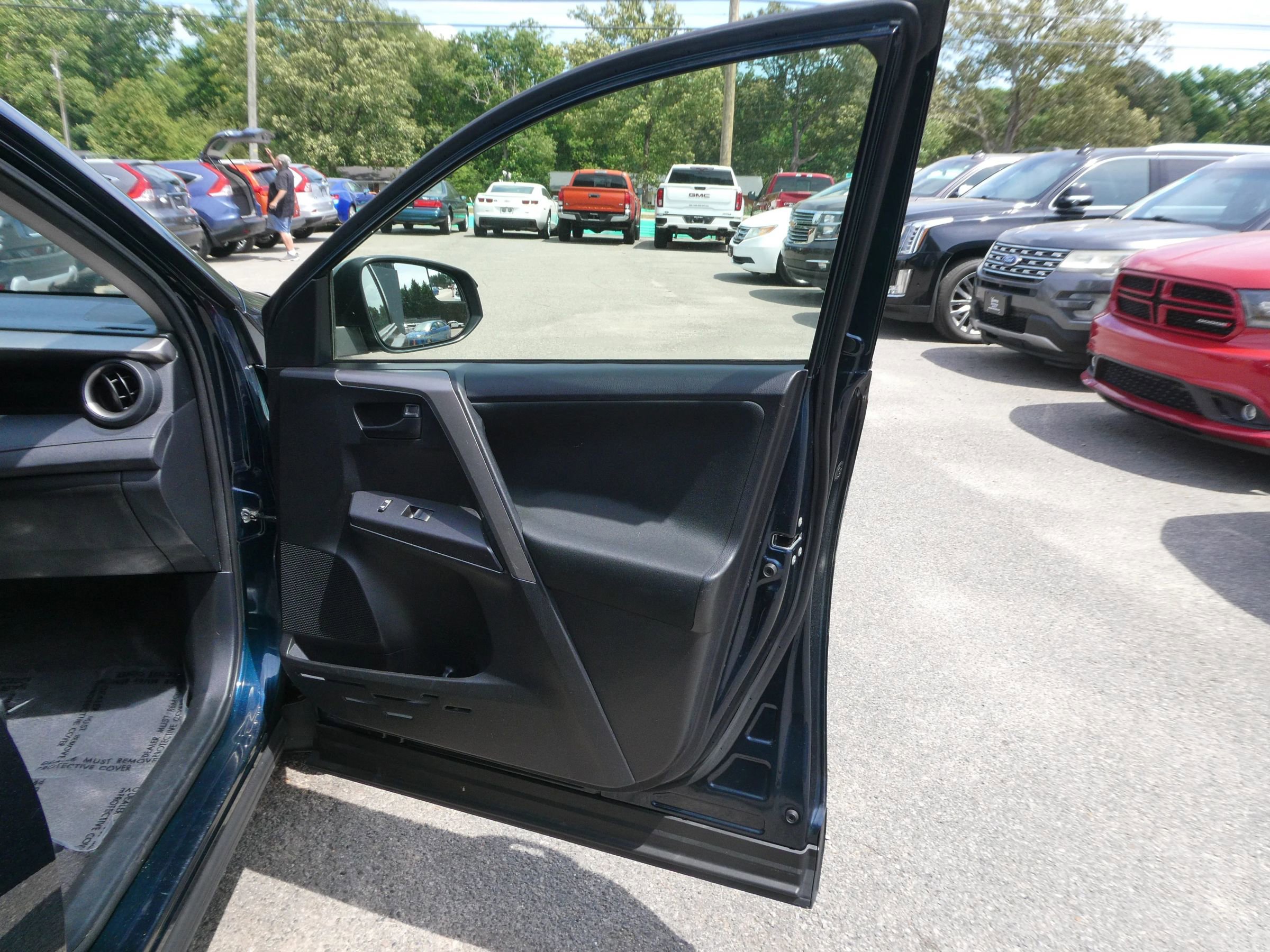 Used 2018 Toyota RAV4 LE AWD/4WD image 22