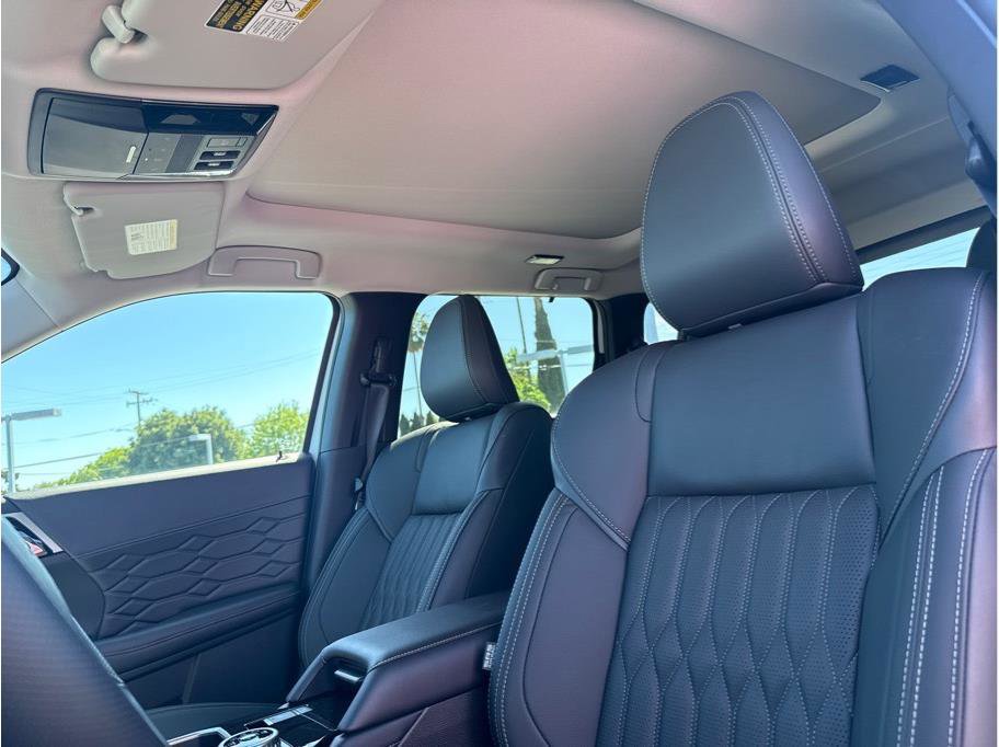 Used 2025 Mitsubishi Outlander SEL image 13