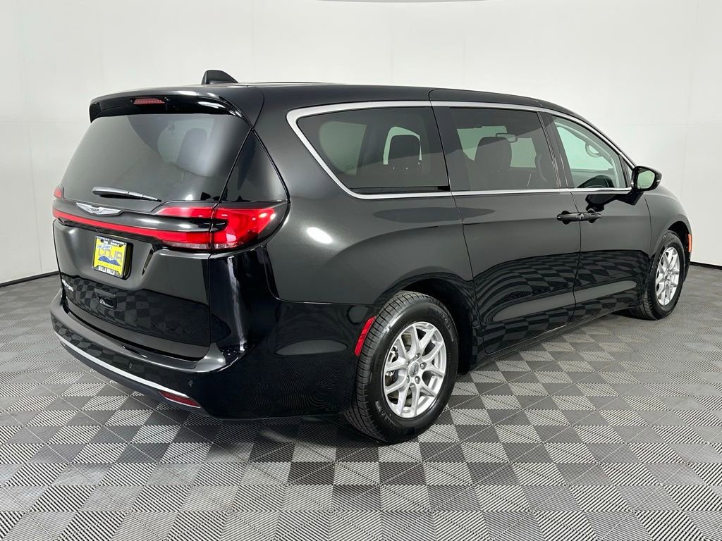 Used 2024 Chrysler Pacifica Touring-L image 17