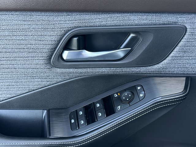 Certified 2023 Nissan Rogue SV image 15