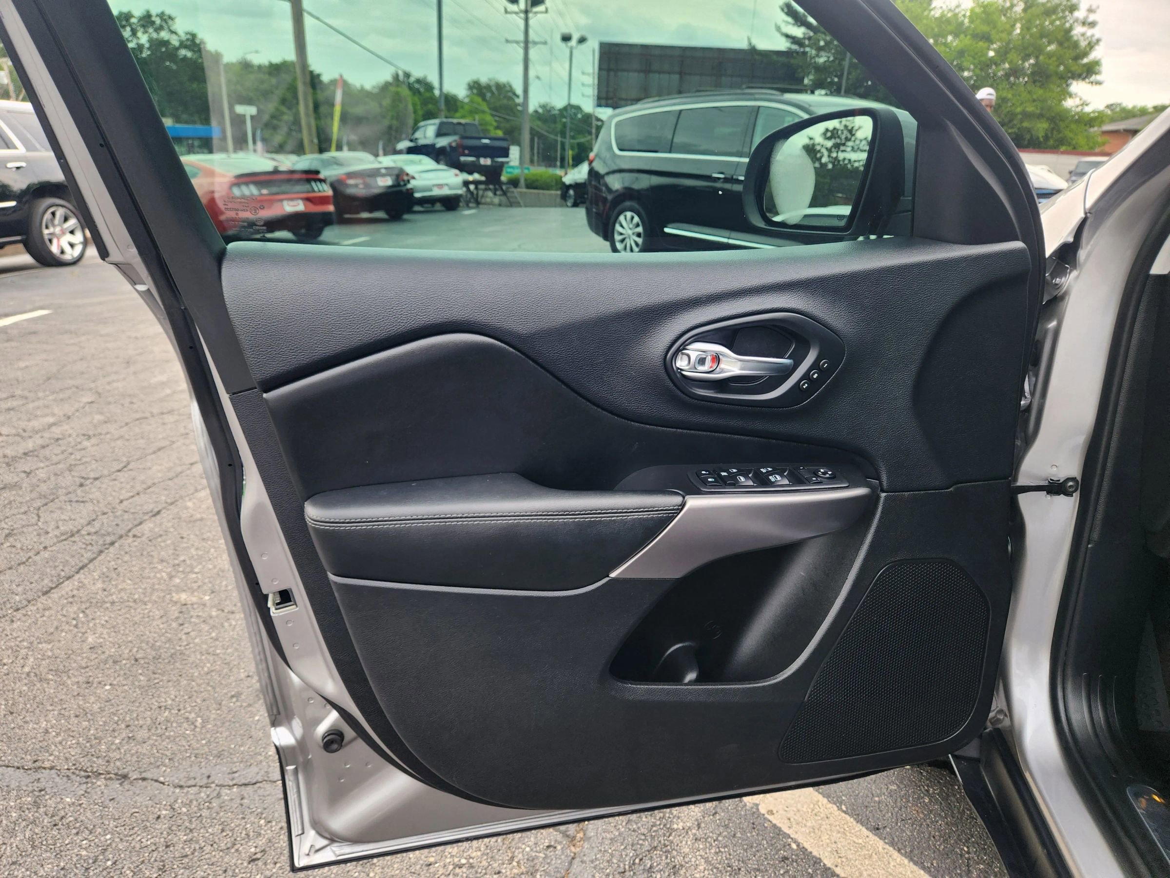 Used 2019 Jeep Cherokee Limited image 93