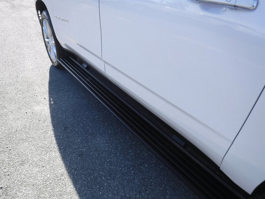 Used 2023 Chevrolet Suburban High Country image 11